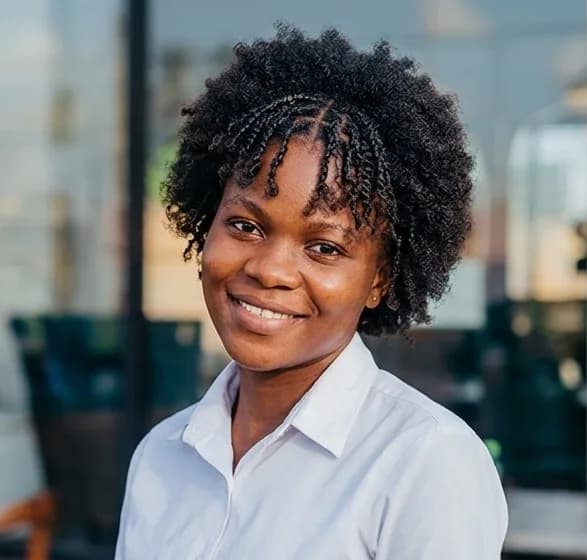 Une coiffeuse du salon, avec une coiffure afro naturelle