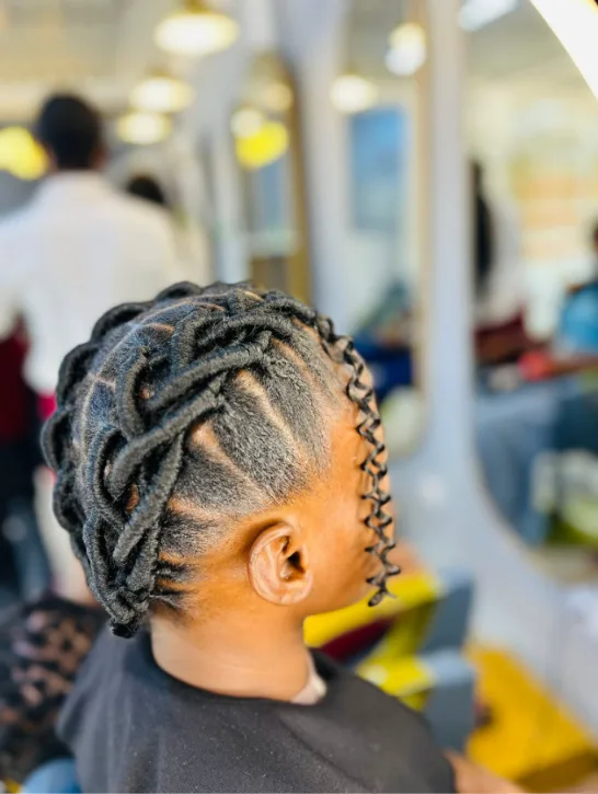 Coiffure tressée en motif, vue de dos, dans le salon