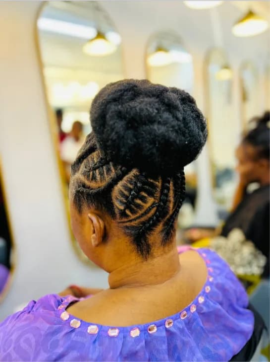 Chignon haut sur tresses collées, vue de dos