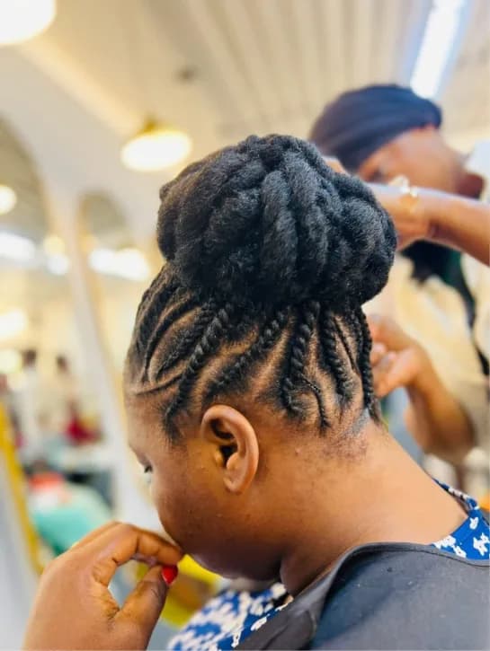 Chignon sur tresses en motif, vue de dos