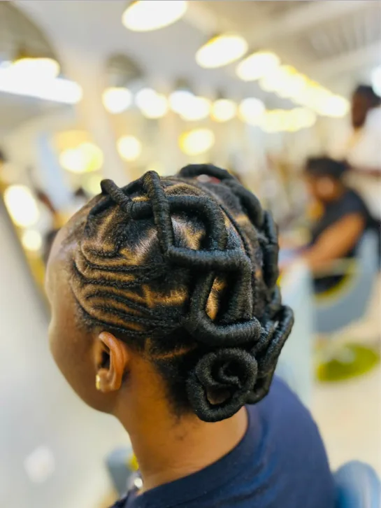 Coiffure sculptée en motif, vue de profil