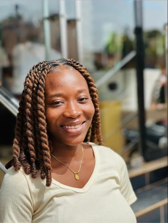 Longues twists torsadées, cliente souriante